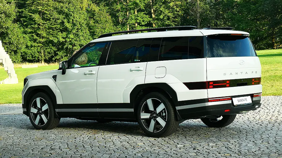 Blick von schräg hinten auf den Hyundai Santa Fe (2026).