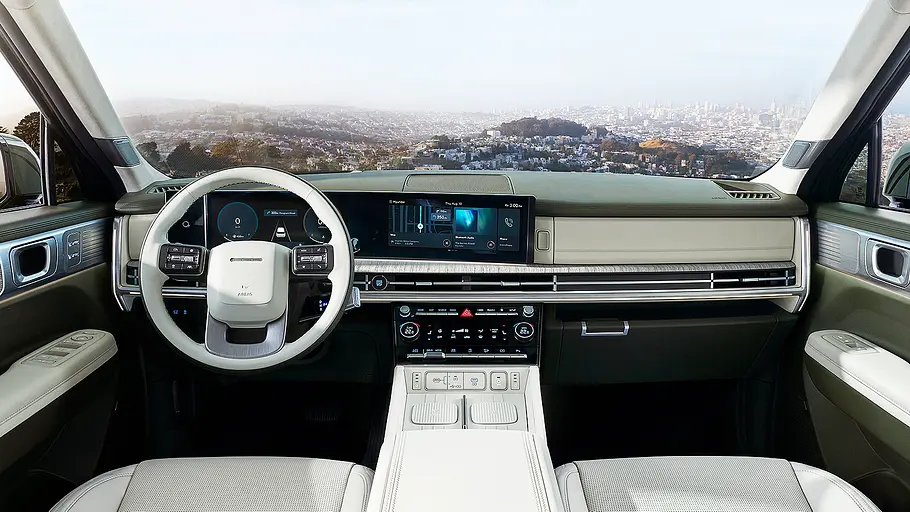 Blick auf die Armaturen im Innenraum des Hyundai Santa Fe (2026).