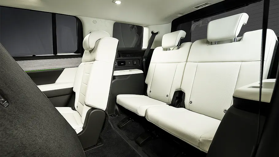 Blick auf die zweite und dritte Sitzreihe im Fond des Hyundai Santa Fe (2026).