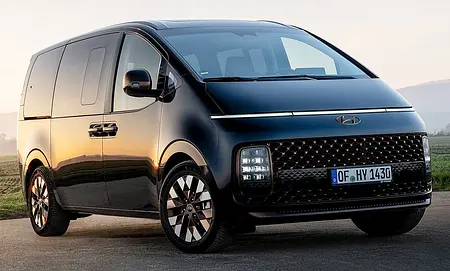 Der Hyundai Staria (2021) stehend von schräg vorne fotografiert.