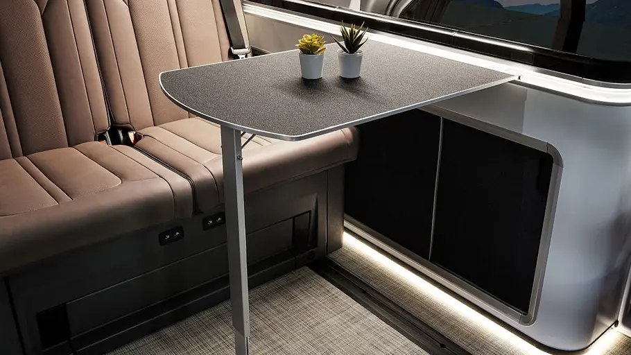 Der Tisch im Wohnraum des Hyundai Staria Camper-Concept im Detail.