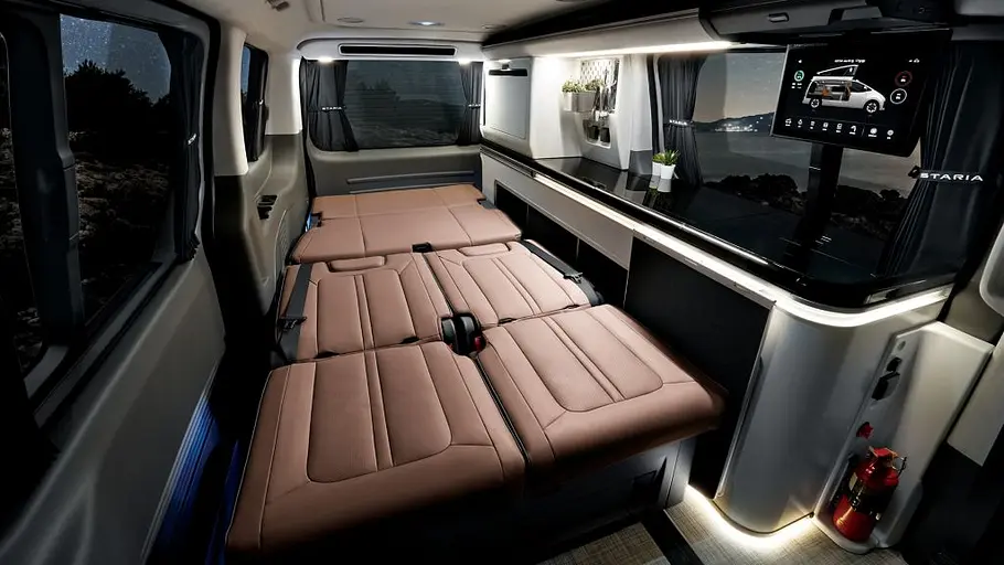 Durchsicht durch den Wohnraum des Hyundai Staria Camper-Concept im Bettumbau.