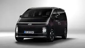 Der Hyundai Staria Electric stehend von schräg vorne fotografiert. - Foto: Hyundai Der Hyundai Staria Electric stehend von schräg vorne fotografiert. - Foto: Hyundai