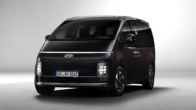 Der Hyundai Staria Electric stehend von schräg vorne fotografiert. - Foto: Hyundai