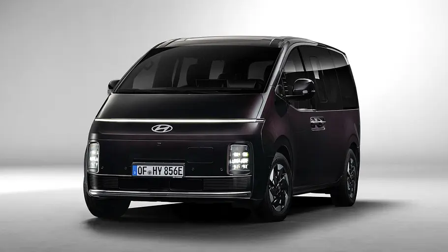 Hyundai Staria Elektro Der Hyundai Staria Elektro stehend von schräg vorne fotografiert.