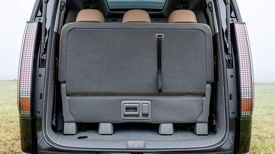 Der Kofferraum im Hyundai Staria (2021) hinter der dritten Sitzreihe.