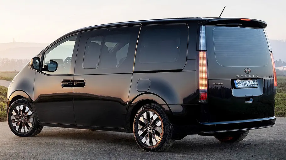 Der Hyundai Staria (2021) stehend von schräg hinten fotografiert.