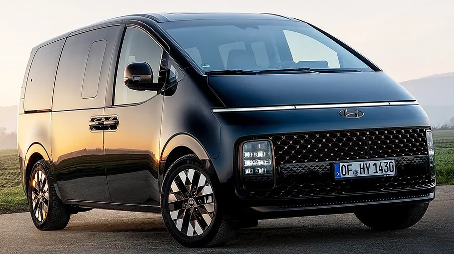 Der Hyundai Staria (2021) stehend von schräg vorne fotografiert.
