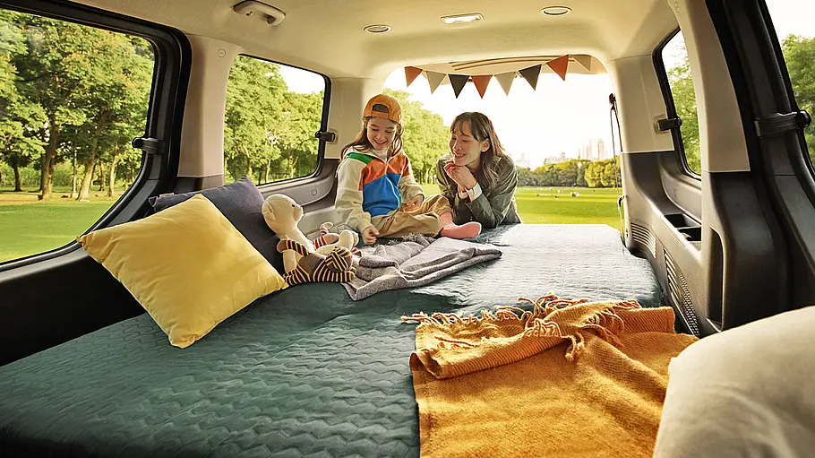 Die Liegefläche im Hyundai Staria (2021) bei umgeklappten Rücksitzen.