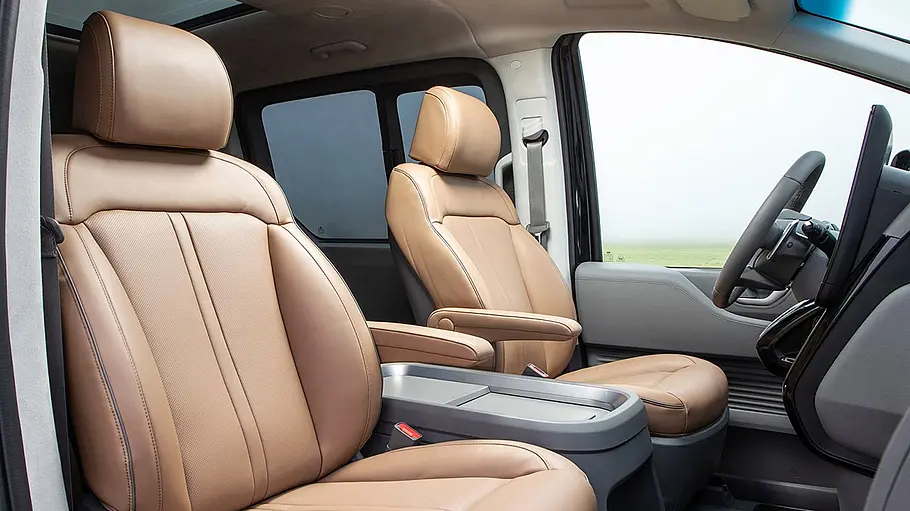 Die Vordersitze des Hyundai Staria (2021).