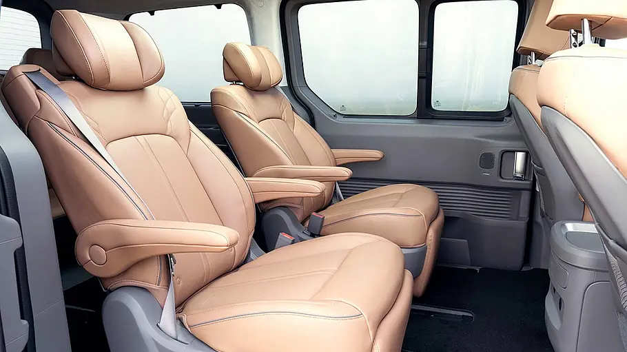 Die Einzelsitze in der zweiten Reihe des Hyundai Staria (2021).