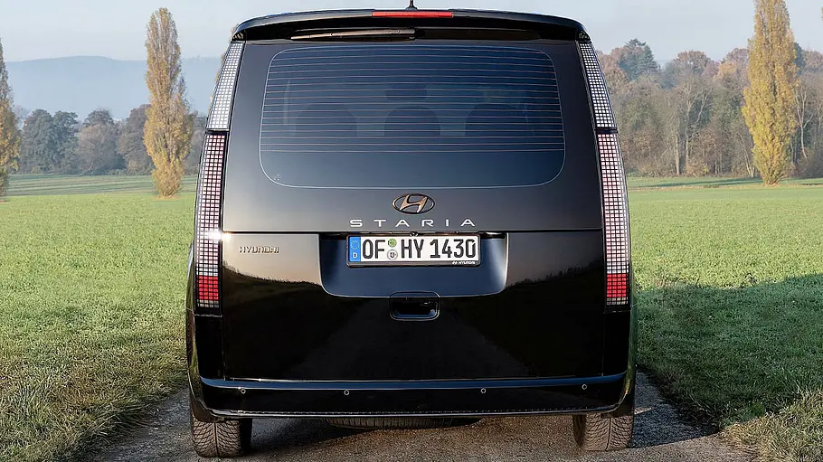 Der Hyundai Staria (2021) stehend von hinten fotografiert.