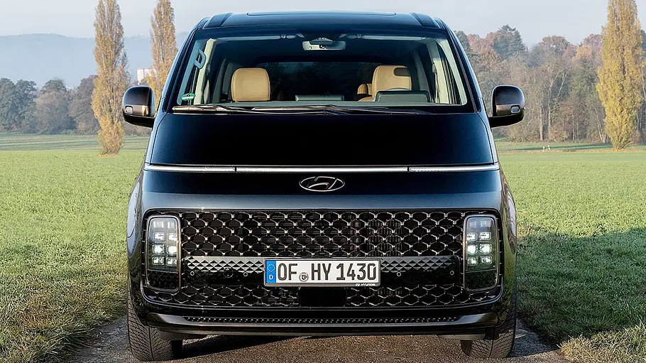 Der Hyundai Staria (2021) stehend von vorne fotografiert.