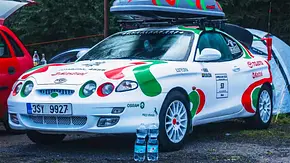Man sieht den stehenden Hyundai Tiburon von schräg vorne. - Foto: Adam Rejl Man sieht den stehenden Hyundai Tiburon von schräg vorne. - Foto: Adam Rejl