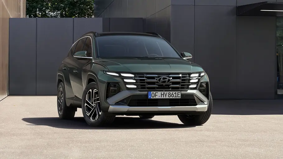 Hyundai Tucson Der Hyundai Tucson steht vor einer Wand, von vorne rechts fotografiert.