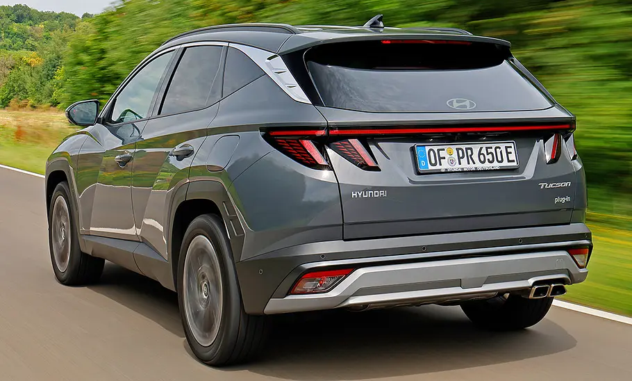 Das Hyundai Tucson Facelift (2024) fahrend von schräg hinten