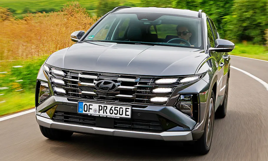 Das Hyundai Tucson Facelift (2024) fahrend von vorne