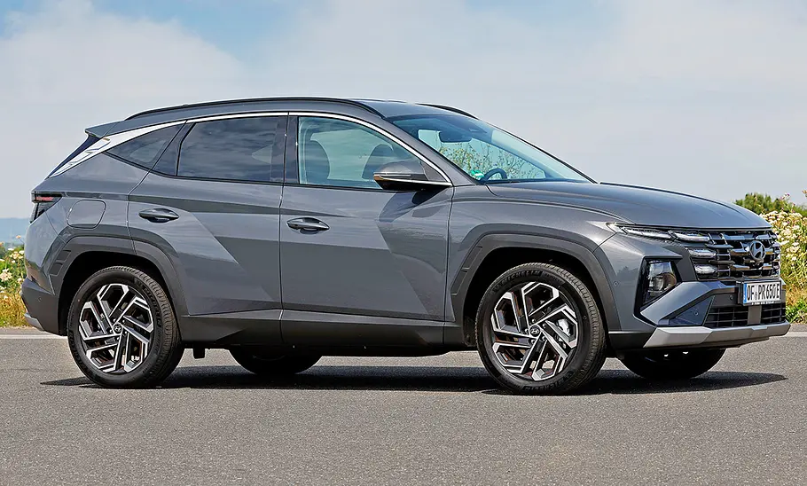 Das Hyundai Tucson Facelift (2024) stehend von schräg vorne