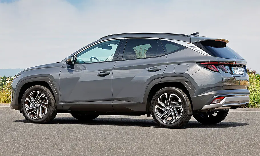 Das Hyundai Tucson Facelift (2024) stehend von schräg hinten