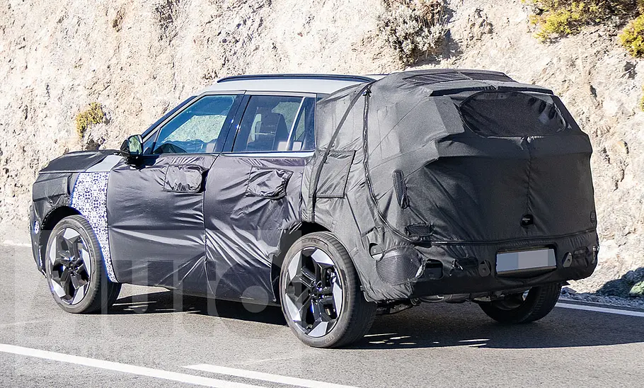 Blick von schräg hinten auf den fahrenden Erlkönig des Hyundai Tucson (2026).