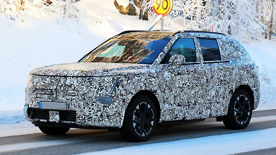 Blick von schräg vorne auf den fahrenden Erlkönig des Hyundai Tucson (2026).