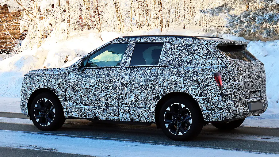 Blick von schräg hinten auf den fahrenden Erlkönig des Hyundai Tucson (2026).
