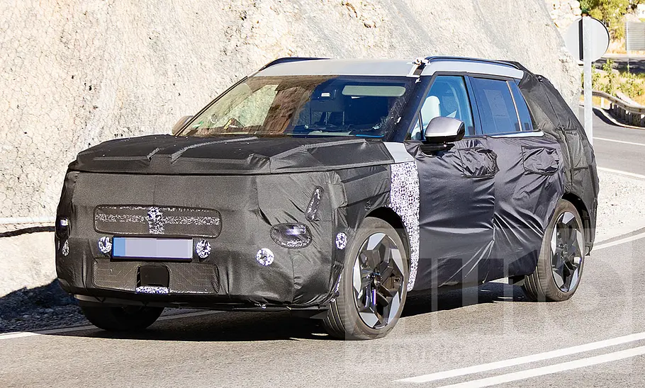 Blick von schräg vorne auf den fahrenden Erlkönig des Hyundai Tucson (2026).