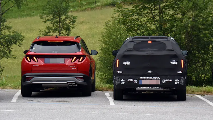 Hyundai Tucson (2027) Der Erlkönig des Hyundai Tucson (2027) steht auf einem Parkplatz rechts neben einem aktuellen Hyundai Tucson.