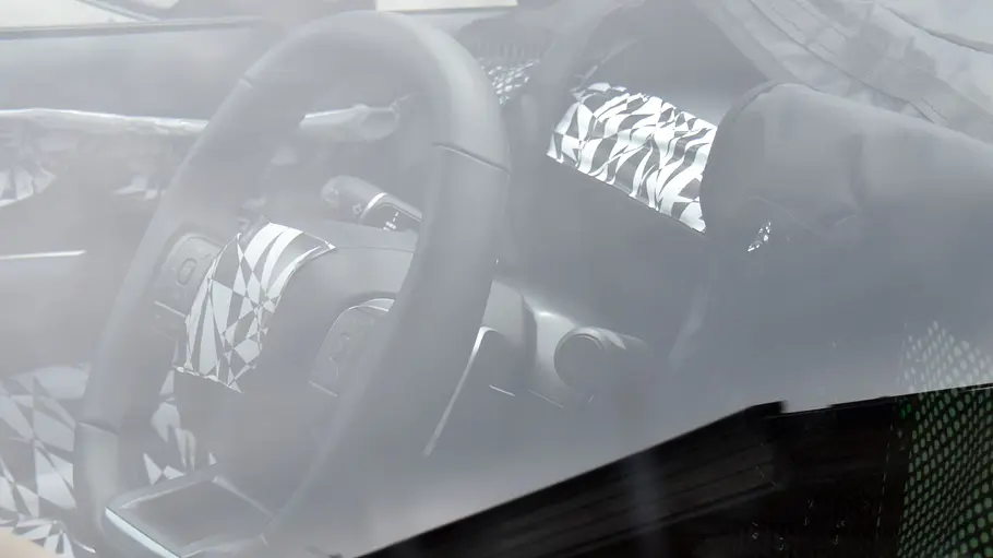 Hyundai Tucson (2027) Blick durch die geschlossene Seitenscheibe in den Innenraum des Erlkönigs des Hyundai Tucson (2027).