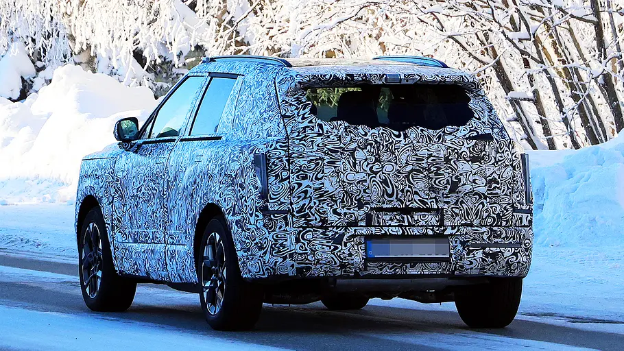Hyundai Tucson (2027) Blick von schräg hinten auf den fahrenden Erlkönig des Hyundai Tucson (2026).