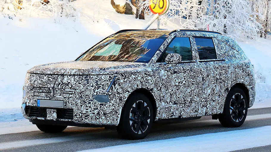Hyundai Tucson (2027) Blick von schräg vorne auf den fahrenden Erlkönig des Hyundai Tucson (2026).