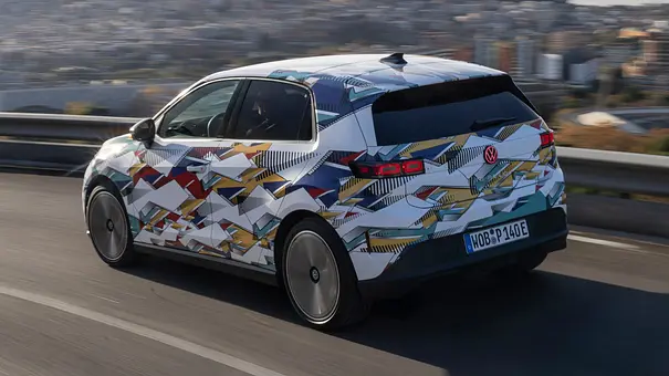 Der VW ID. Polo fährt durch eine Linkskurve, fotografiert von schräg hinten. - Foto: VW Der VW ID. Polo fährt durch eine Linkskurve, fotografiert von schräg hinten. - Foto: VW