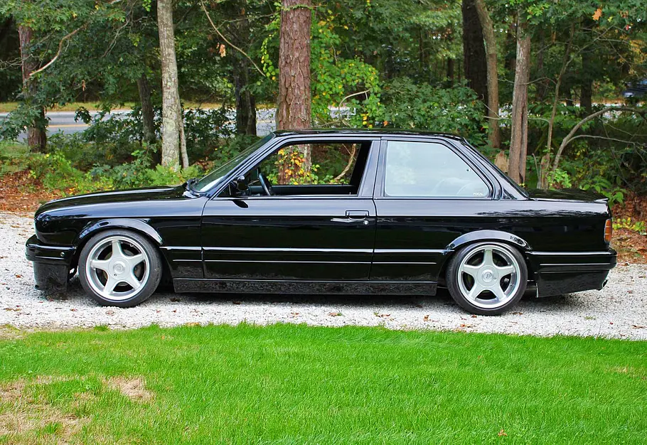 Der BMW 325i stehend seitlich