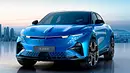 Der Alpine A390 (2025) steht vor einem Großstadt-Panorama, von vorne fotografiert. - Foto: Alpine