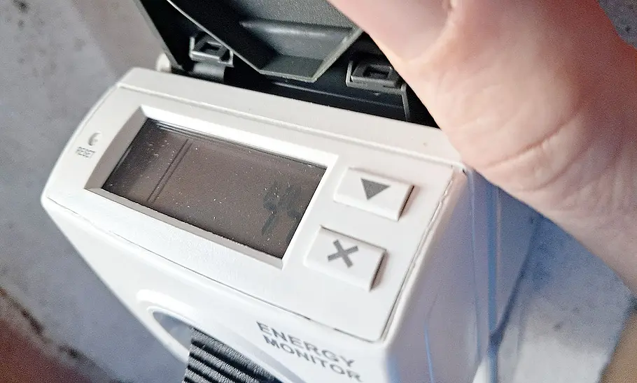 Ein Stecker steckt in einem Strommessgerät.