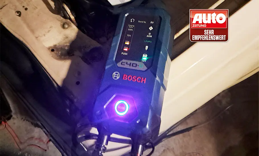 Das Bosch C40-Li Batterieladegerät in der Hand eines Testers.