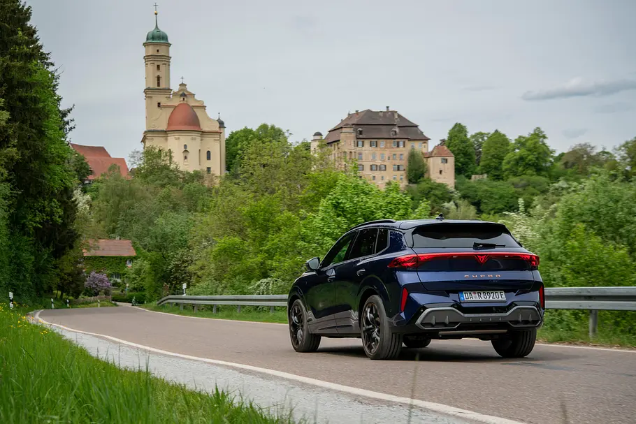 Der Cupra Terramar vor dem Schloss Hohenstadt in Abtsgmünd.