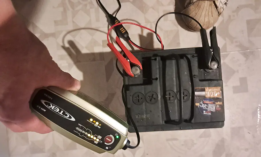 Das CTEK MXS 5.0 Batterieladegerät in der Hand eines Testers.