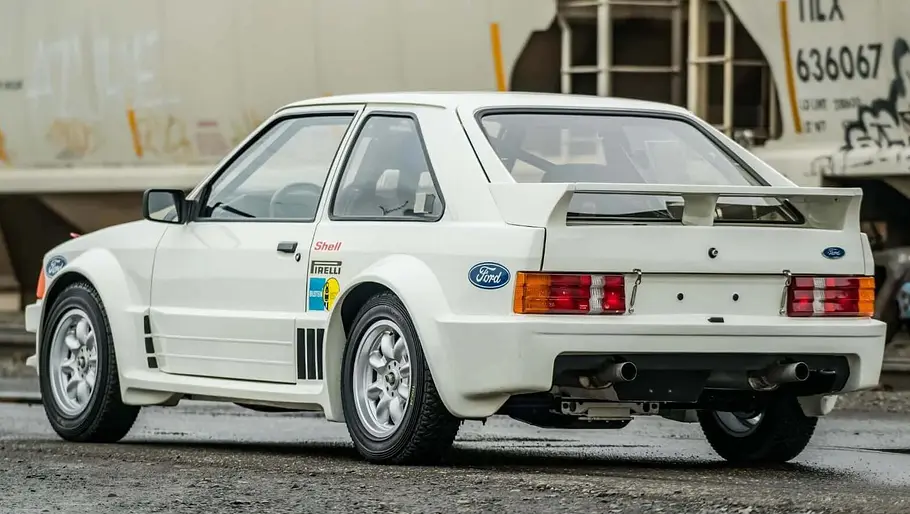 Ford RS1700T statisch von schräg hinten fotografiert. 
