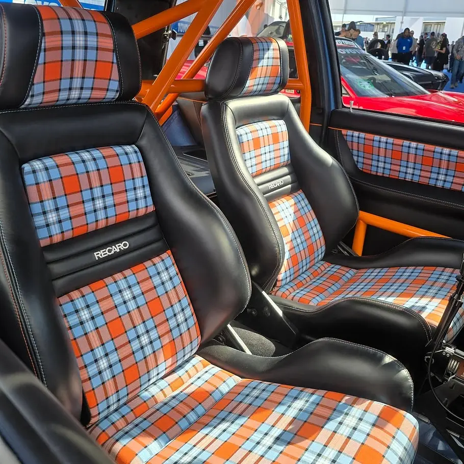 Der Sitze im VW Golf 2 Waskly auf der SEMA 2025 stehend.