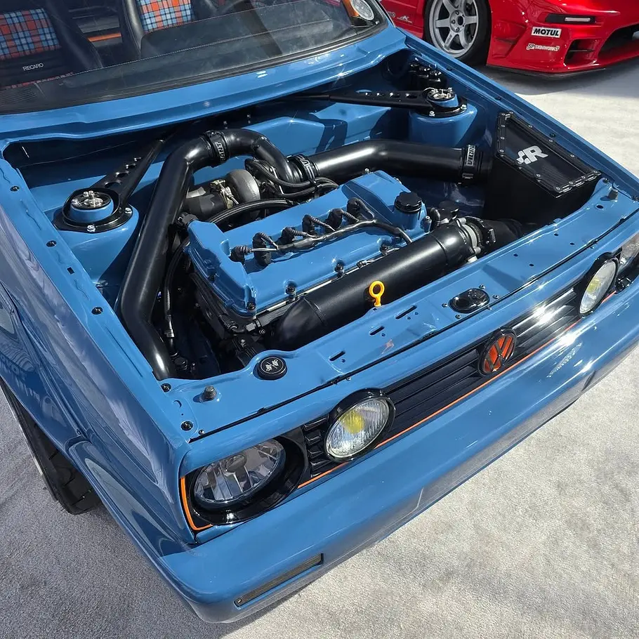 Der Motorraum des VW Golf 2 Waskly auf der SEMA 2025 stehend.