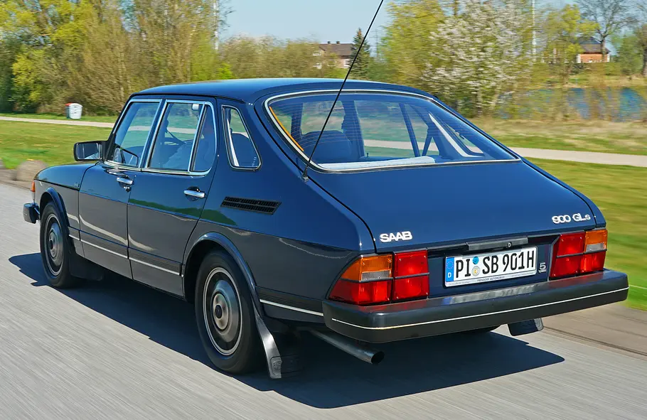 Der Saab 900 fahrend von hinten