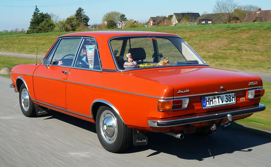 Der Audi 100 fahrend von hinten