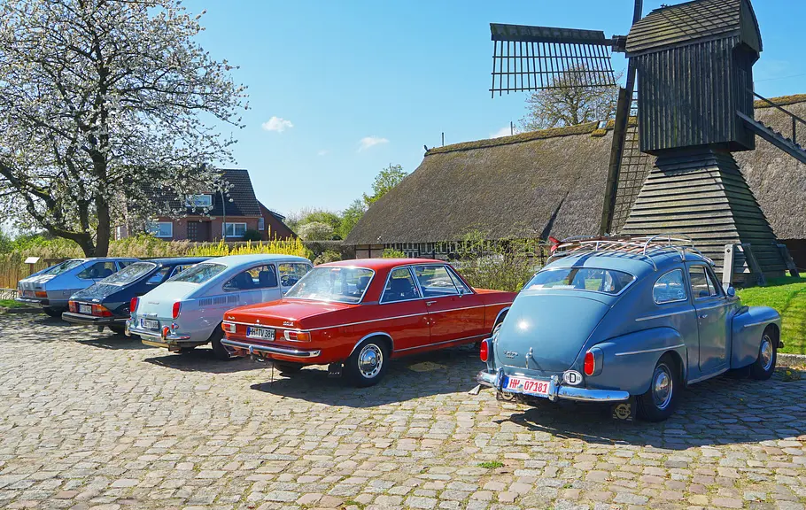VW Passat, Saab 900, VW 1600 TL, Audi 100 und Volvo PV 544 stehend von hinten