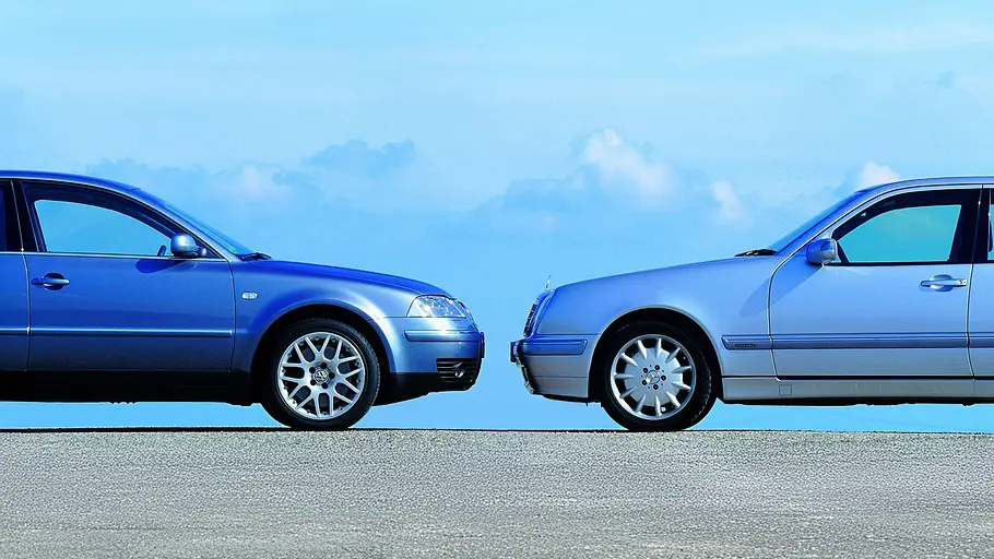 VW Passat W8/Mercedes E 430 statisch von der Seite fotografiert. 
