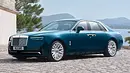 Das Rolls-Royce Ghost Facelift (2025) steht vor einer Villa, von vorne links fotografiert. - Foto: Rolls-Royce Das Rolls-Royce Ghost Facelift (2025) steht vor einer Villa, von vorne links fotografiert. - Foto: Rolls-Royce
