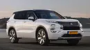 Der Mitsubishi Outlander (2025) stehend von schräg vorne. - Foto: Mitsubishi Der Mitsubishi Outlander (2025) stehend von schräg vorne. - Foto: Mitsubishi