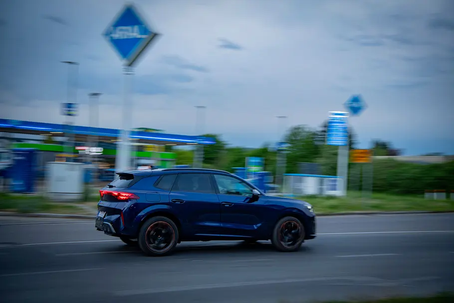 Der Cupra Terramar vor einer Aral-Tankstelle.
