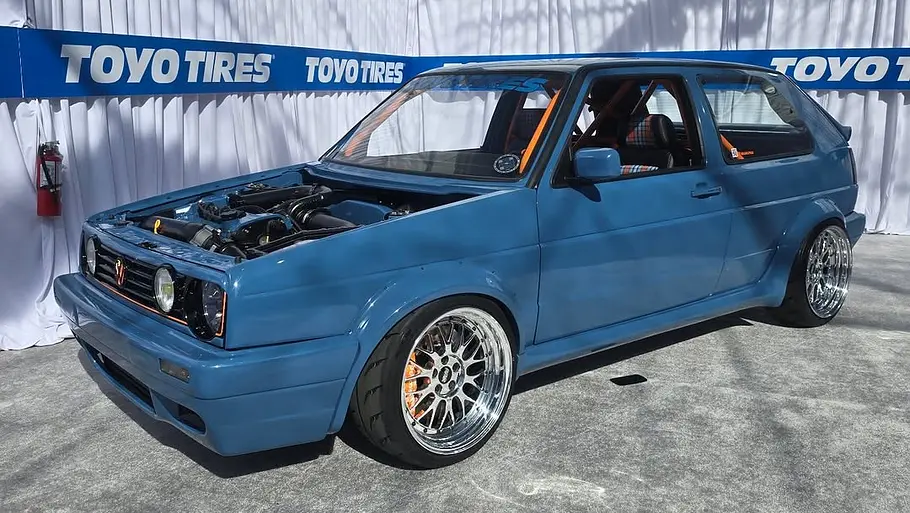 Der VW Golf 2 Waskly auf der SEMA 2025 stehend, fotografiert von schräg vorne.