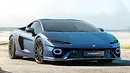 Der Lamborghini Temerario (2025) steht vor einer Küste, von vorne rechts fotografiert. - Foto: Lamborghini